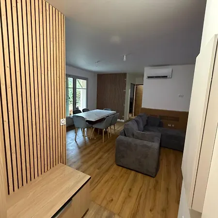 Maison Renovee Climatisee Piscine Commune 15 Minutes En Voiture A 10 Minutes A Pied